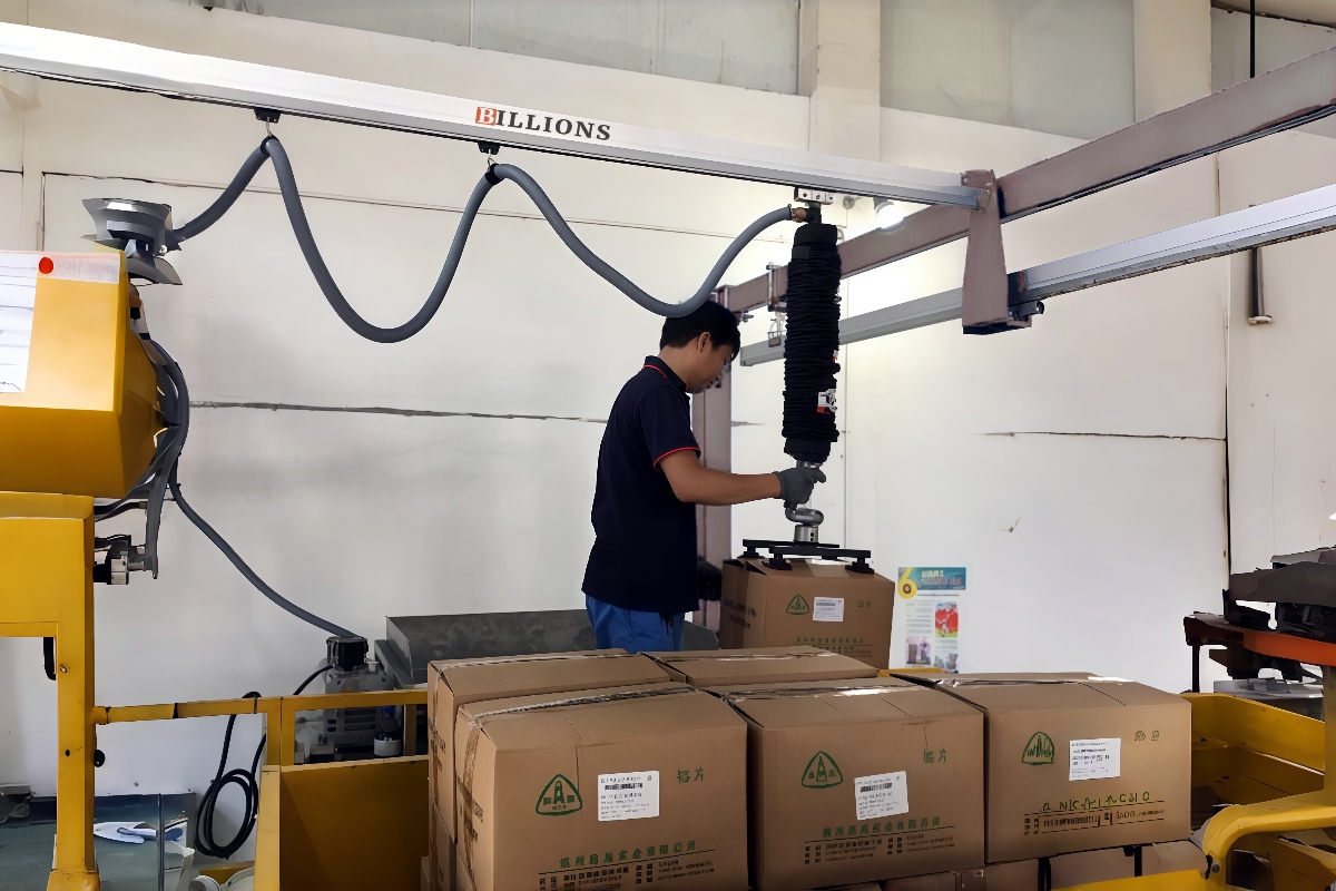 Warehouse application of vacuum lifter