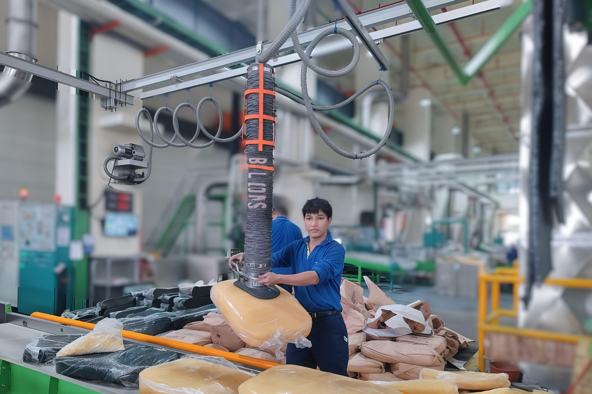 Warehouse application of vacuum lifter