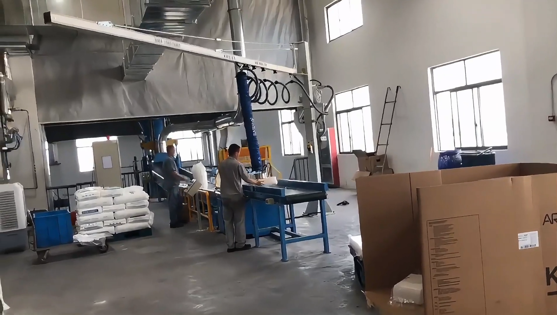 Extra-long slewing arm vacuum tube lifter for bag handling. 